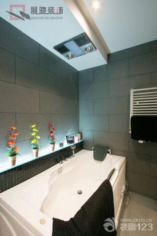 家装卫生间白色浴缸实景图