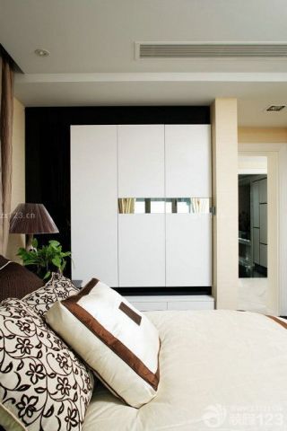 2023新中式风格三室两厅休闲区布置白色衣柜图片