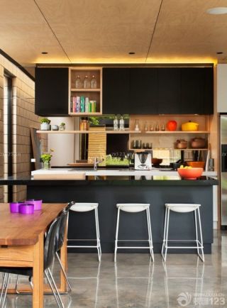 最新家居别墅室内开放式厨房吧台装修实景图