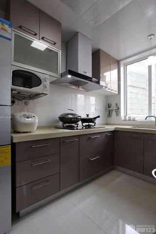 现代风格斜顶阁楼厨房装修设计效果图
