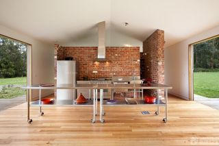 最新美式小别墅厨房不锈钢置物架装修样板间