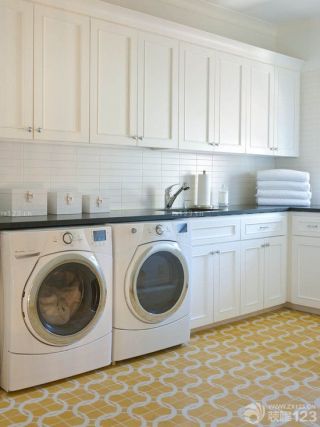 洗衣房白色原木橱柜装修图片欣赏