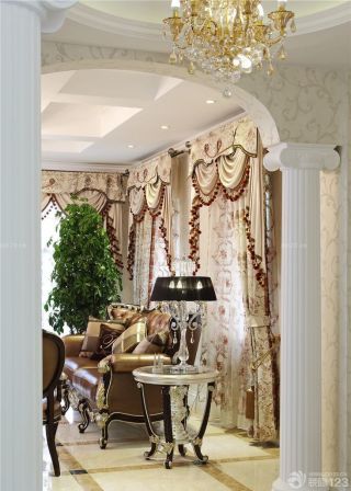 最新欧式古典家具客厅罗马柱装修效果图欣赏
