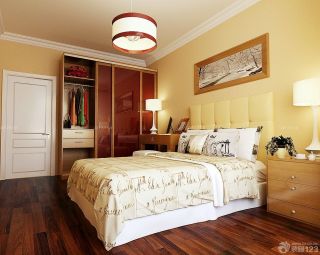 混搭风格两房一厅卧室黄色墙面装修效果图片大全2023