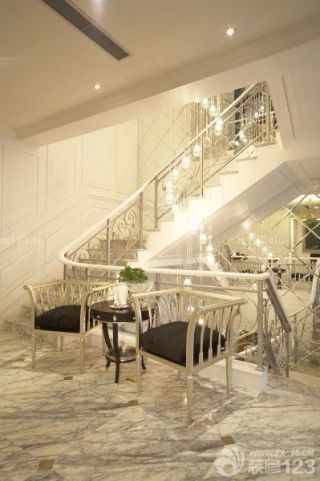 古典别墅楼梯设计装修效果图片