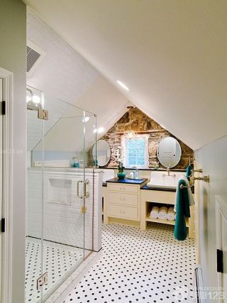 2023美式90平带平顶阁楼小户型卫生间浴室设计效果图欣赏