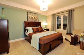 安置房60平方简装卧室实木床设计图片