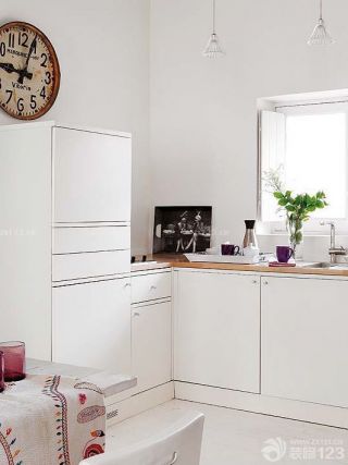 小户型厨房白色橱柜装修效果图片欣赏