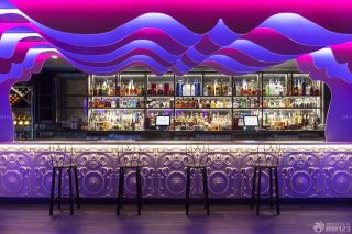 个性紫色酒吧吧台吊顶设计效果图