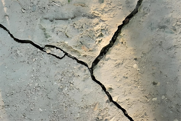 水泥地板开裂是什么原因引起的 水泥地板开裂是什么原因引起的