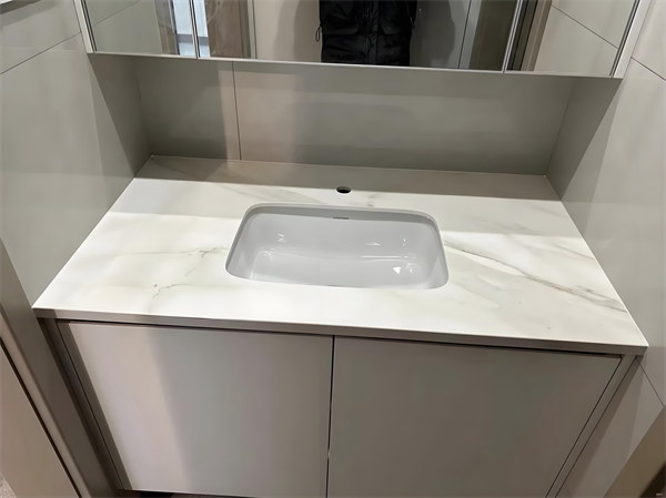 浴室柜选岩板台面还是陶瓷台面好