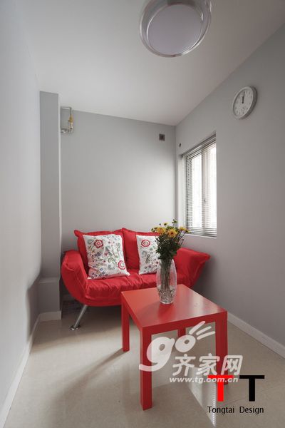 一室半小屋变摩登婚房 俏丽红白饰家抢尽风头！