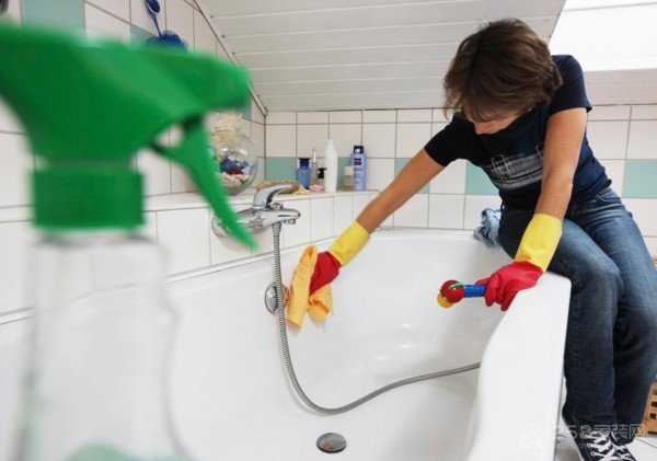 4条超实用浴室清洁方法，让浴室焕然一新