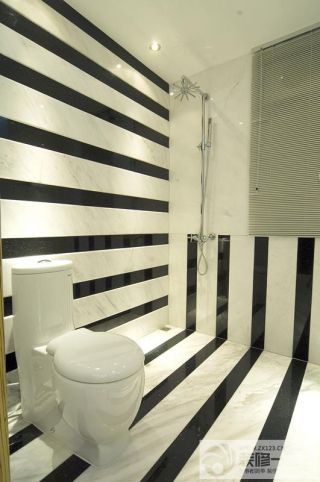 卫生间浴室黑白相间地砖装修效果图