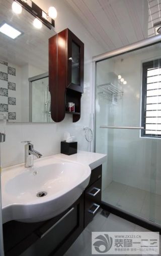 家庭浴室玻璃门图片