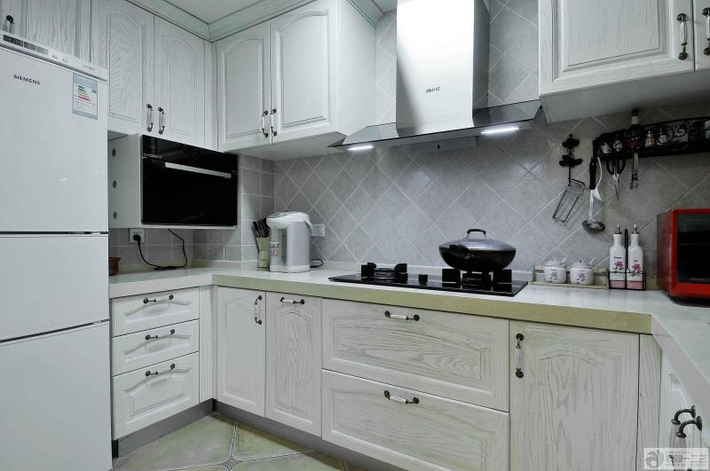 经典整体厨房白色橱柜装修设计图