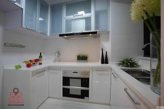经典小厨房白色橱柜设计图
