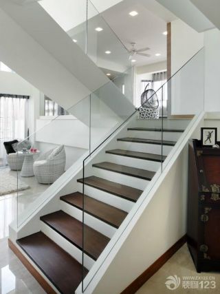 2023现代时尚室内玻璃楼梯扶手样板间图片