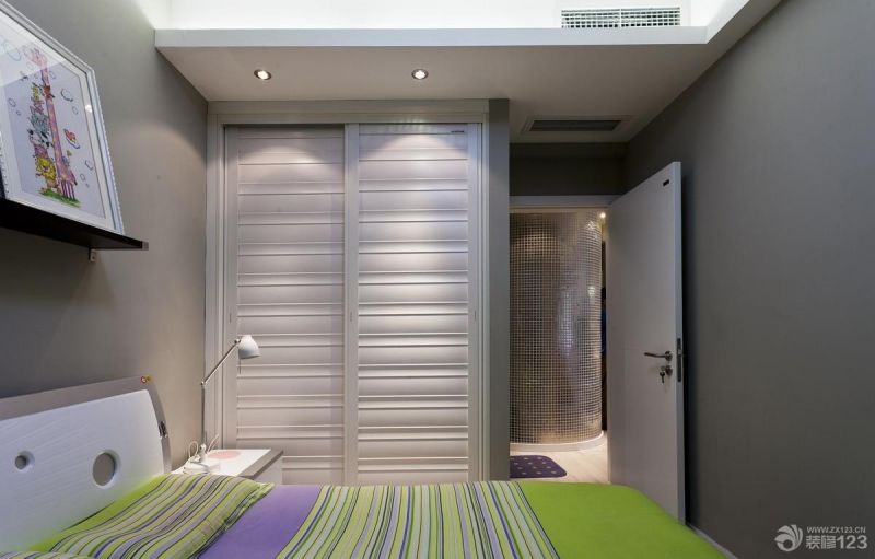现代风格70平两室一厅卧室衣柜设计效果图欣赏