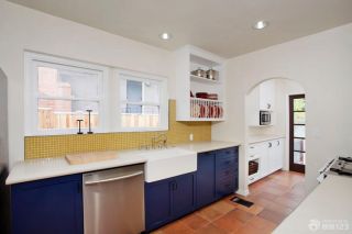 2023最新地中海风格复式楼厨房蓝色橱柜装饰图片