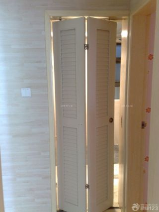 最新现代三室两厅卫生间折叠门装修图片