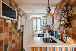 最新美式田园风格开放式厨房仿古瓷砖图片