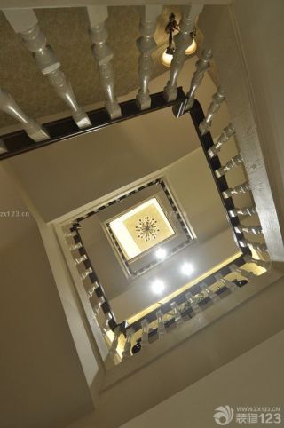 美式风格房子室内旋转楼梯设计图片大全