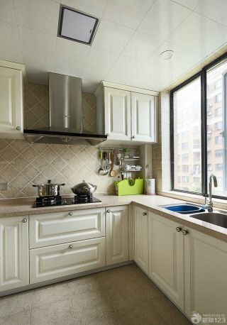 2023整体厨房白色橱柜设计图片