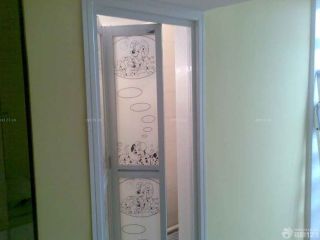 可爱卡通小卫生间折叠门装修图片