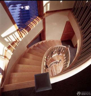 简约风格螺旋楼梯设计图片欣赏