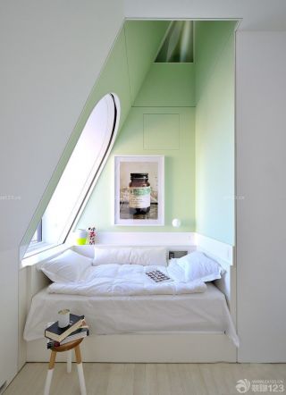 顶层小户型尖阁楼小卧室装修设计图片