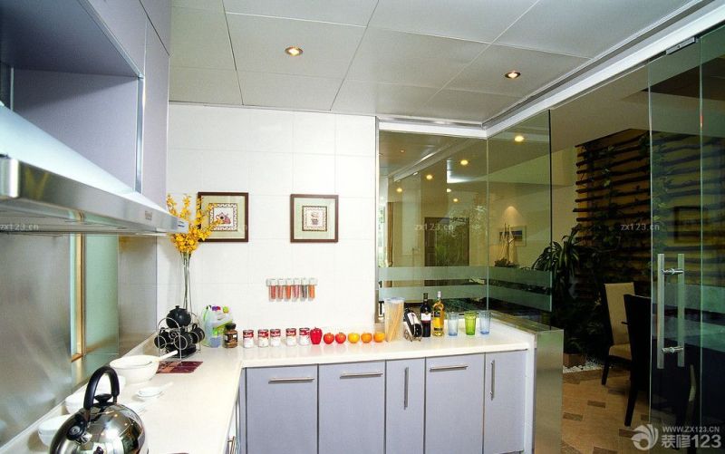 最新简易现代开放式厨房玻璃隔断设计图片