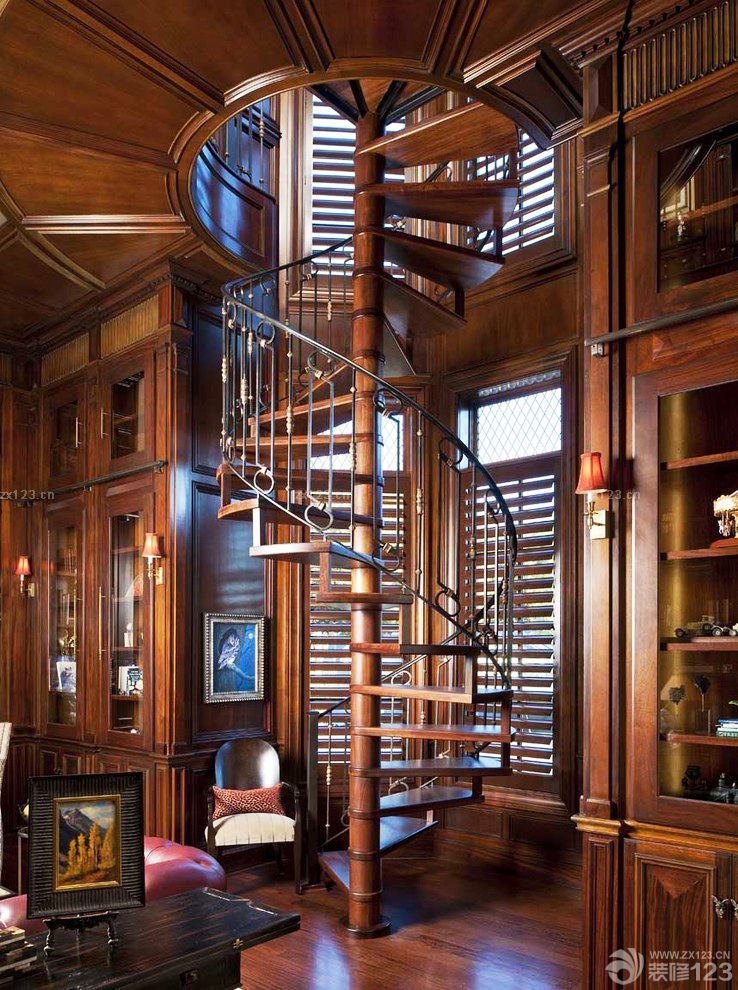 美式风格假复式楼室内旋转楼梯装修设计效果图