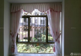 卧室小阳台不锈钢防盗网装修效果图欣赏