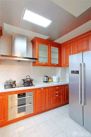 2023 最新整体厨房实木橱柜设计图片