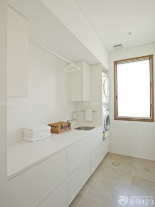 最新现代简约风格洗衣房白色墙面组合柜子装修图片