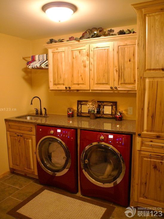 2025洗衣房实木橱柜吸顶灯装修效果图