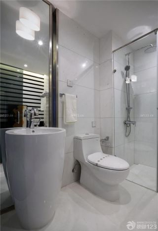 卫生间玻璃隔断墙创意白色洗手池装修效果图欣赏