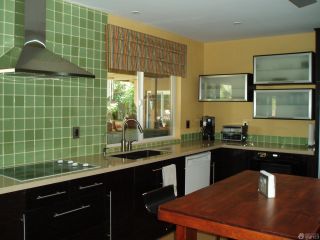 2023最新家庭厨房绿色瓷砖墙面装修效果图