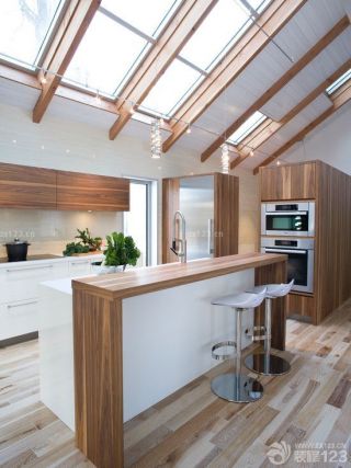 2023美式复古风格厨房橱柜木纹仿古瓷砖效果图片