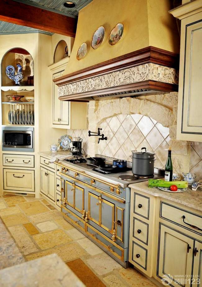 欧式复古风格厨房原木橱柜地面瓷砖图片