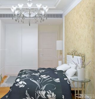 2023现代风格小卧室磨砂壁纸装饰图