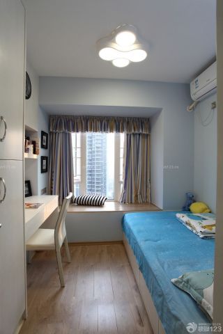 最新地中海风格三室一厅卧室窗帘设计图片