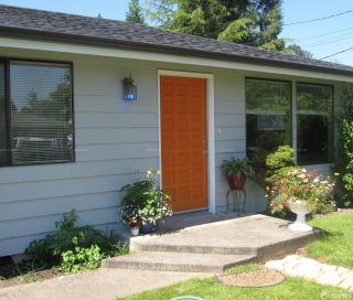 美式风格房子橙色门装修图欣赏2023