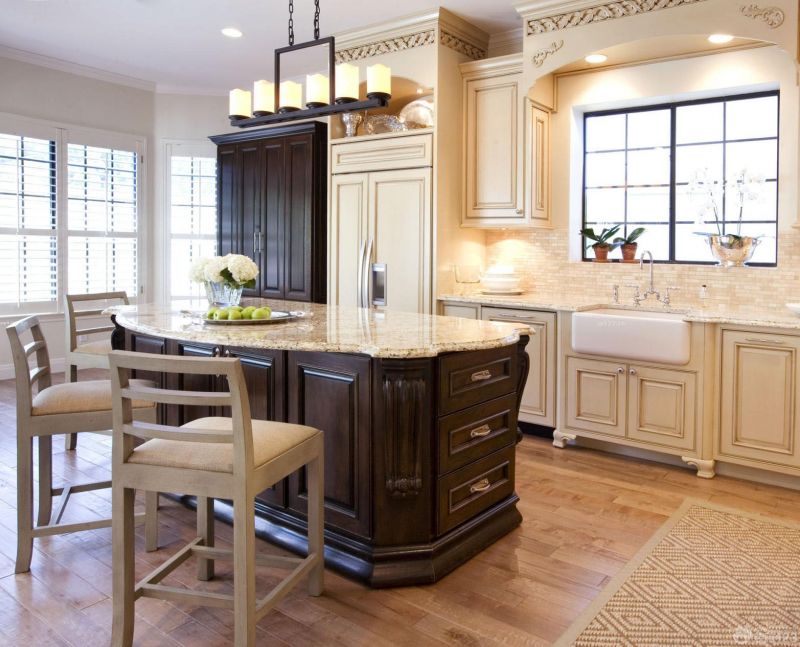 美式风格厨房橱柜带吧台装修案例2023