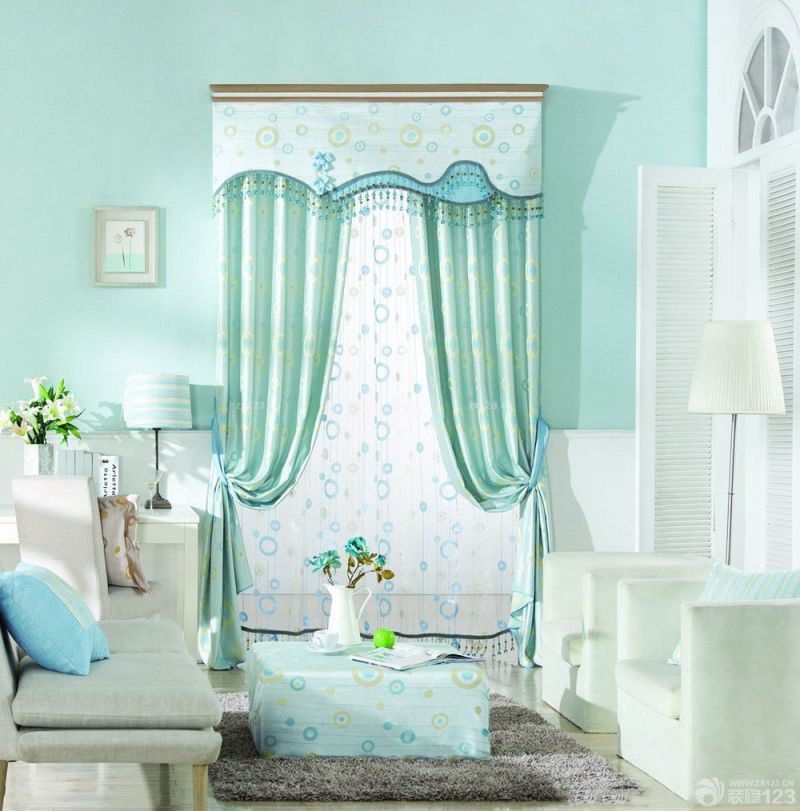 温馨小户型飘窗青色窗帘装潢实景图