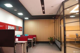 最新80平米办公室玻璃隔断墙装修设计效果图片