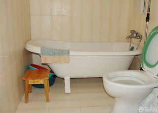 5万装修70平米小卫生间白色浴缸装修图片