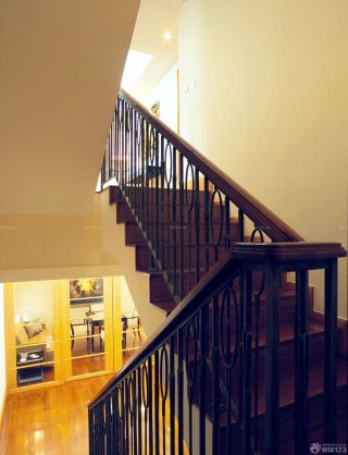 70平米小复式木楼梯扶手装修效果图