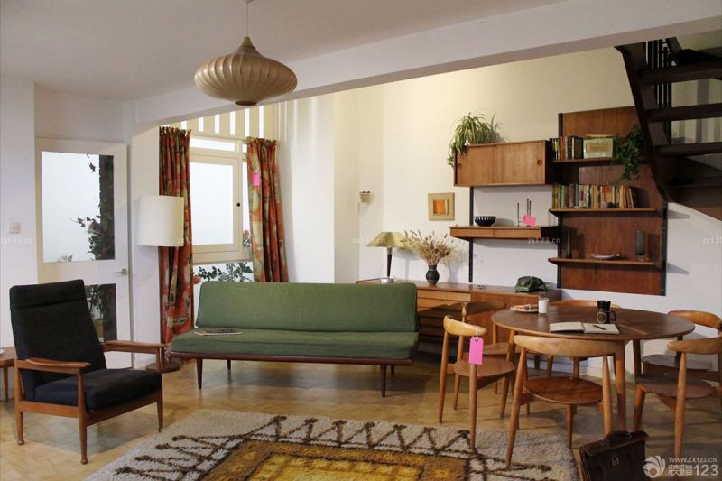 60平米小户型带阁楼的客厅实木家具装修图片